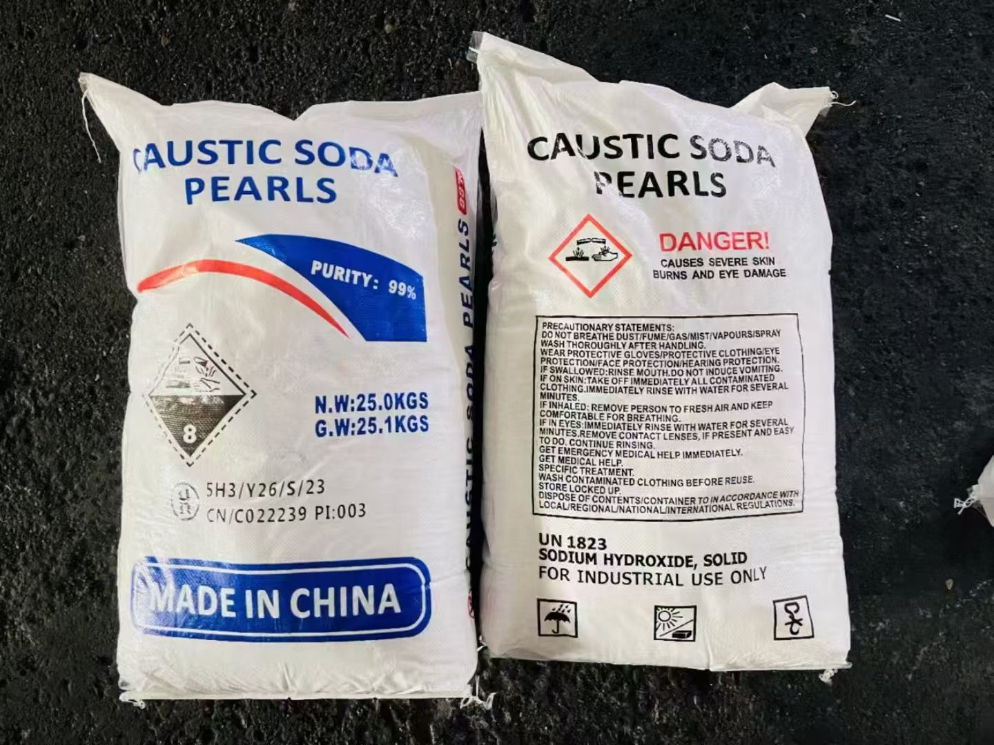 It is granulated caustic soda, also known as caustic soda pearls, mainly used in pharmaceutical, cosmetics and chemical experiments. It has better fluidity and higher dissolution rate and is drier and more uniform, and the manufacturing process of pearls is more complicated.